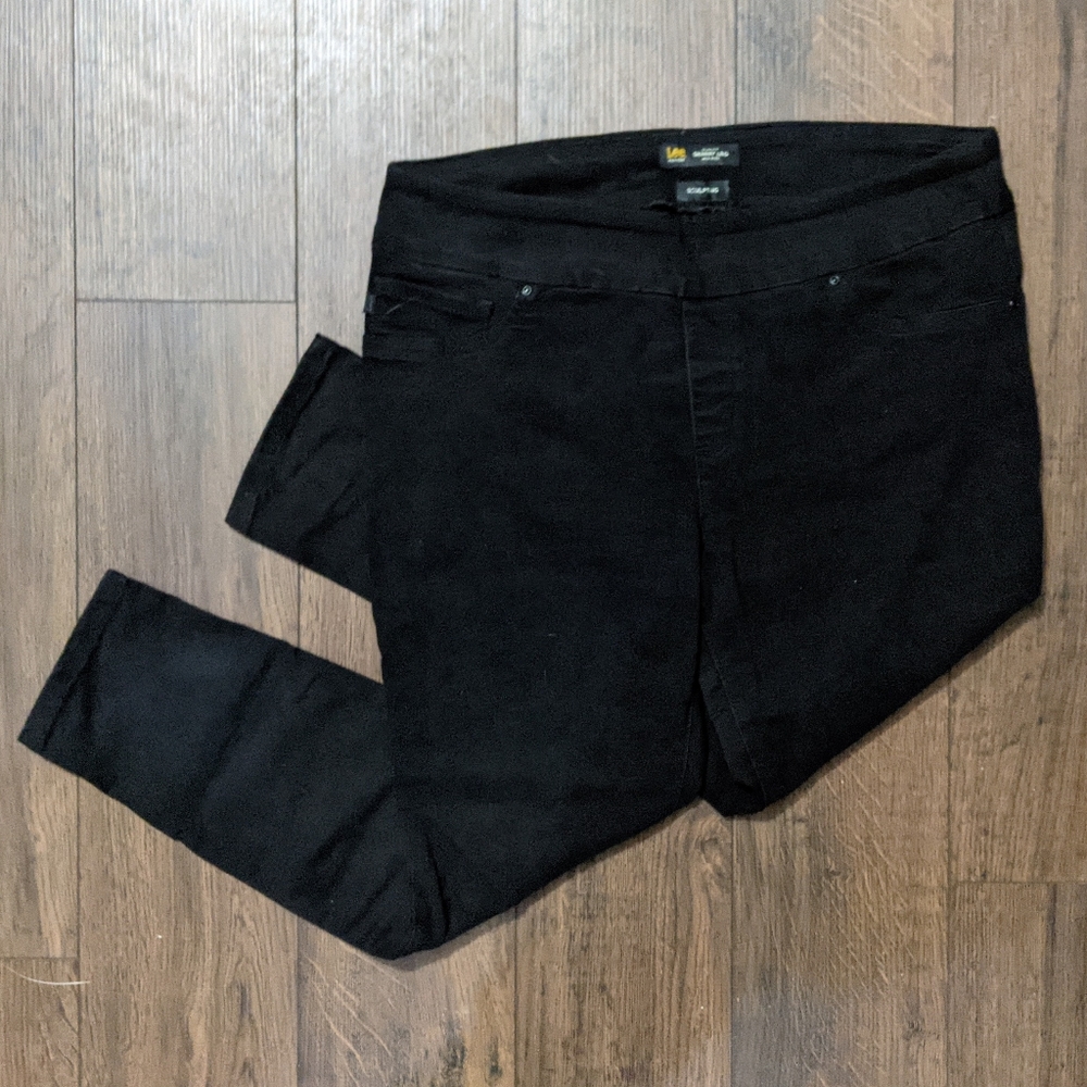 EUC Lee Petite Black Pull-On Sculpting Skinny Jean